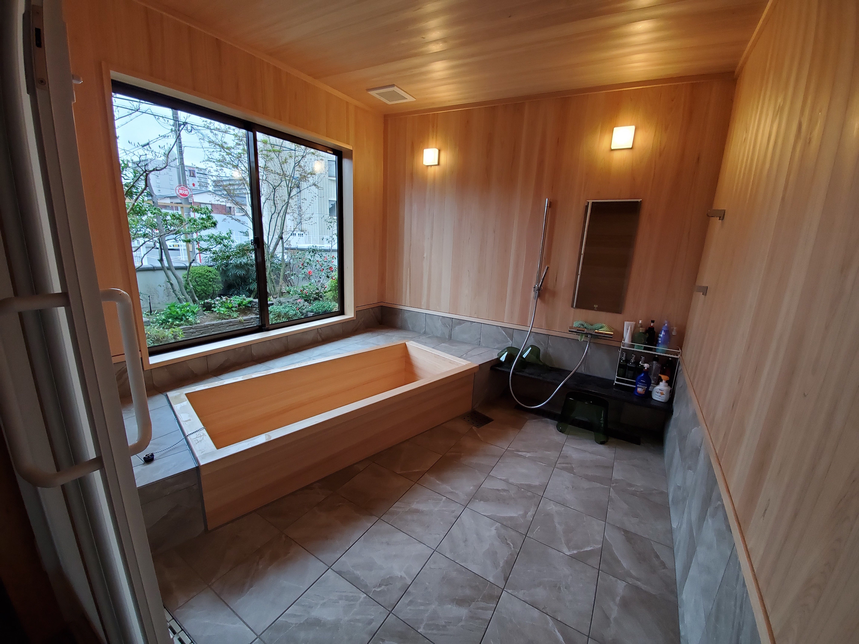 自宅でも温泉気分を実現 ヒノキ材を基調にした浴室と洗面室 檜風呂のエステック アソシエイツ